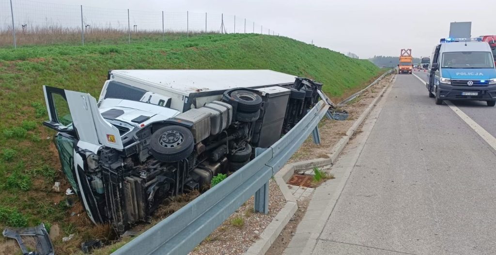 Pojazd ciężarowy przewrócił się na bok. Dwie osoby trafiły do szpitala 1 492357790 619739464366162 5971805690515268022 n crop