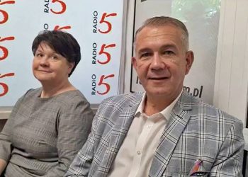 Grzegorz Augusewicz Dyrektor Augustowskiego Centrum Edukacyjnego i Barbara Koronkiewicz Dyrektor II Liceum Ogolnoksztalcacego w Augustowie im. Polonii i Polakow na Swiecie