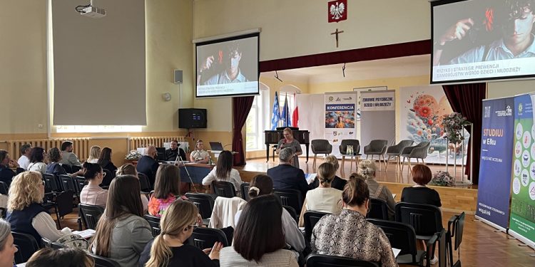 Rozmawiali o zdrowiu psychicznym dzieci i młodzieży 1 konferencja