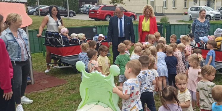 Życzenia dla dzieci od prezydenta miasta 1 UM Suwałki