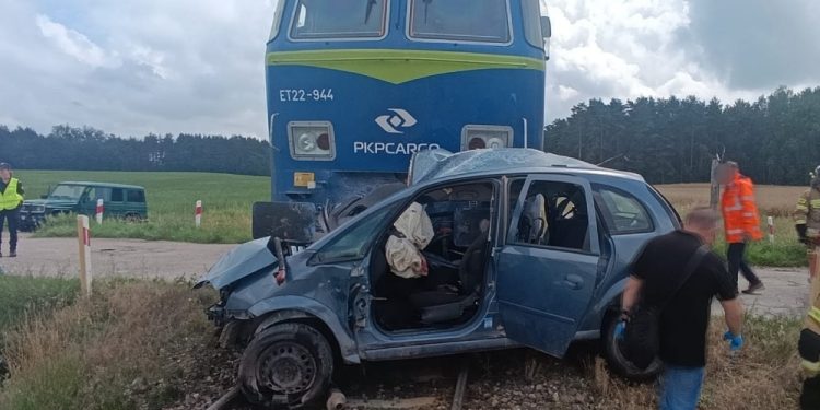 Zderzenie osobówki z lokomotywą. Nie żyje 1 osoba 1 KWP Białystok