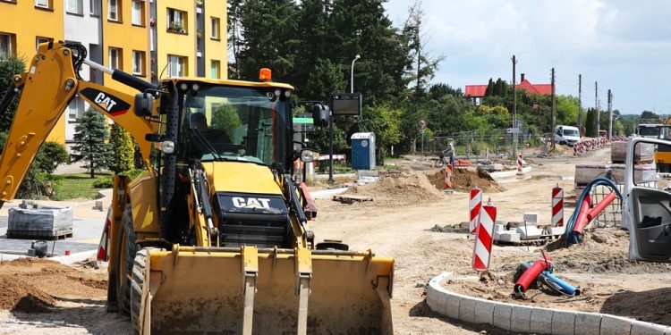 Zamykają kolejny fragment remontowanej ul. Sikorskiego 1 zdj .UM w Ełku