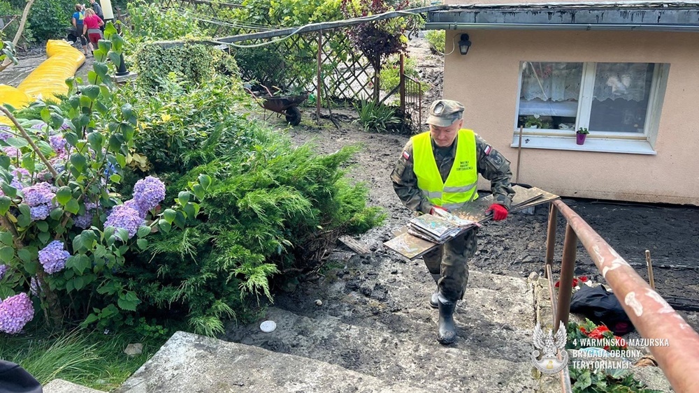 Terytorialsi z Warmii i Mazur pomagają na zalanych terenach 3 zdj. 4 WMBOT 2
