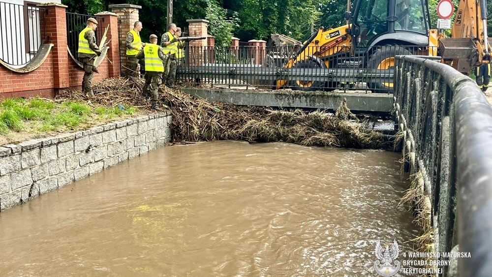 Terytorialsi z Warmii i Mazur pomagają na zalanych terenach 4 zdj. 4 WMBOT 3