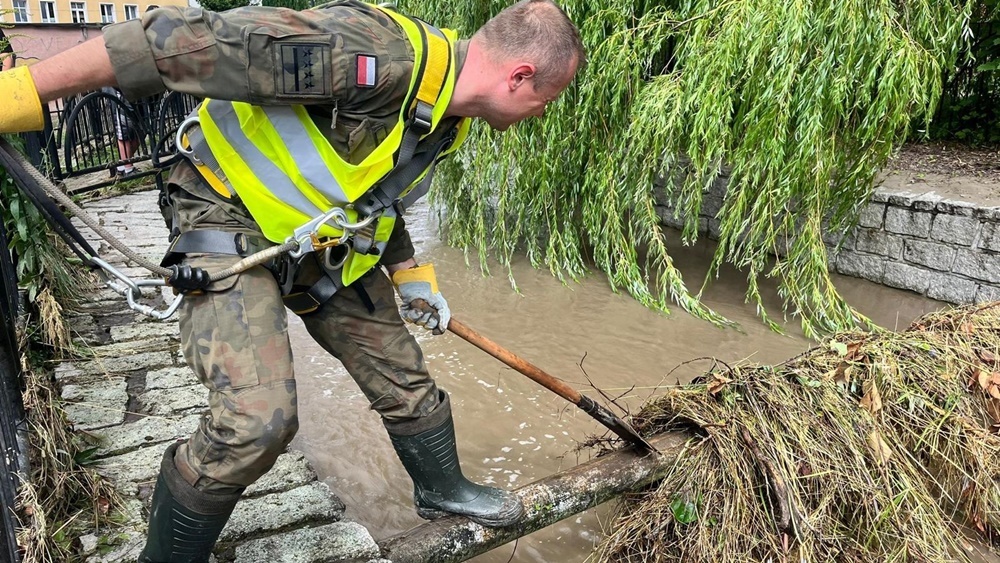 Terytorialsi z Warmii i Mazur pomagają na zalanych terenach 5 zdj. 4 WMBOT 4