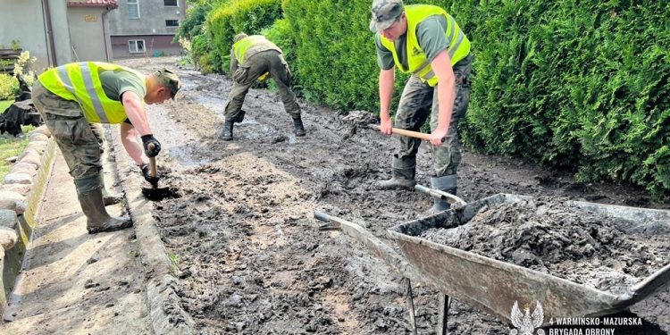 Terytorialsi z Warmii i Mazur pomagają na zalanych terenach 1 zdj. 4 W-MBOT