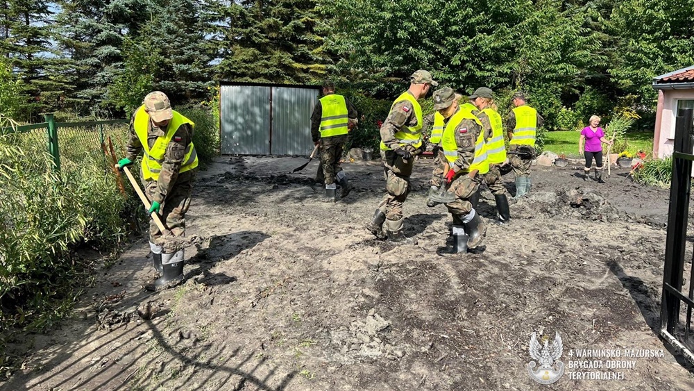 Terytorialsi z Warmii i Mazur pomagają na zalanych terenach 2 zdj. 4 WMBOT