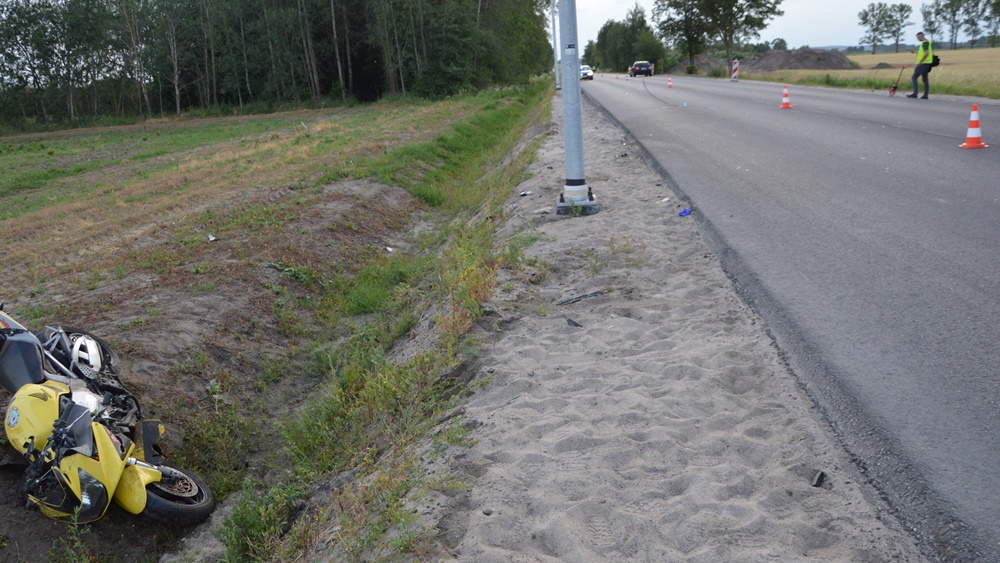 Czołowe zderzenie motocyklisty z osobówką 2 zdj. KPP w Elk 3
