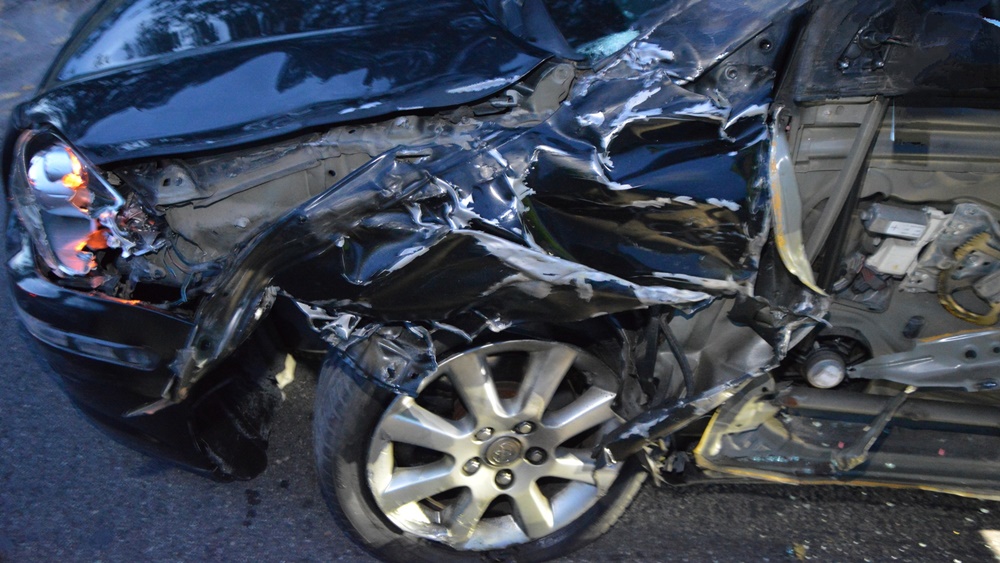 Czołowe zderzenie motocyklisty z osobówką 3 zdj. KPP w Elk