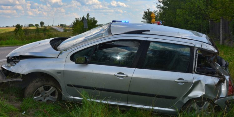 Kierowca wypadł z samochodu 1 KMP Suwałki