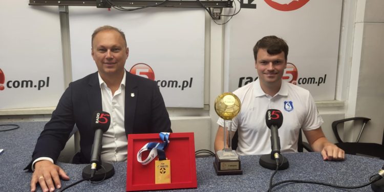 Siatkarze z historycznym trofeum 1 49d617c5 218b 4914 9bdb d54917f4898d