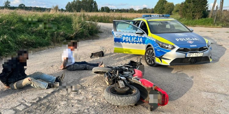 Chciał uciec policji, ale mundurowi byli lepsi na szutrowym odcinku 1 Fot. FB: KPP Giżycko