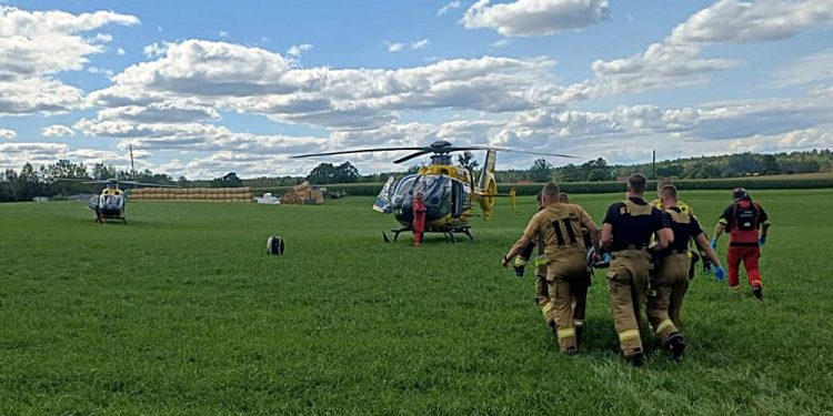 Zderzenie trzech pojazdów w Gałkowie. 5 osób trafiło do szpitali 1 zdj. Robert Szafranek KP PSP Pisz