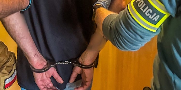 Zaatakował i okradł seniora w centrum miasta. Policjanci zatrzymali podejrzanego o rozbój 1 zdj. KPP w Ełku