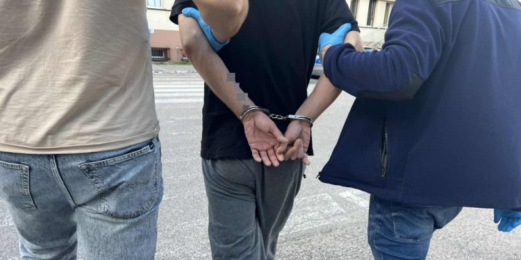 Ukradli narzędzia, pieniądze i... wino 1 KMP Suwałki