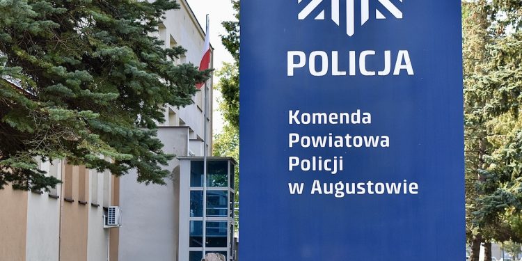 2-letni chłopiec wybiegł boso na ulicę wprost przed jadący samochód 1 120 276965