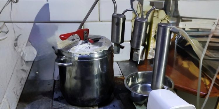 39-latek pędził w domu bimber 1 KPP Augustów