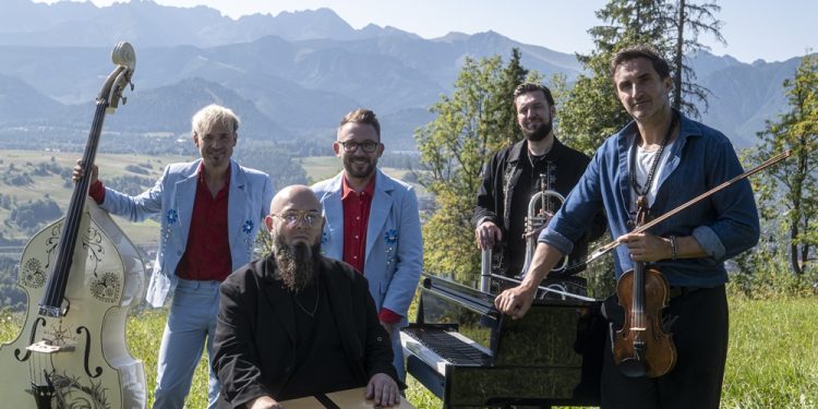 Enej i Sebastian Karpiel-Bułecka we wspólnym singlu „Dom” 1 źródło: Universal Music Polska