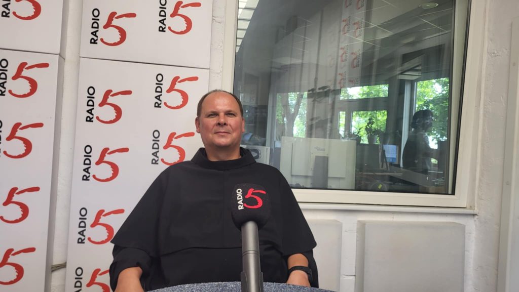 3889c908 0703 47a8 9557 5814f4492858