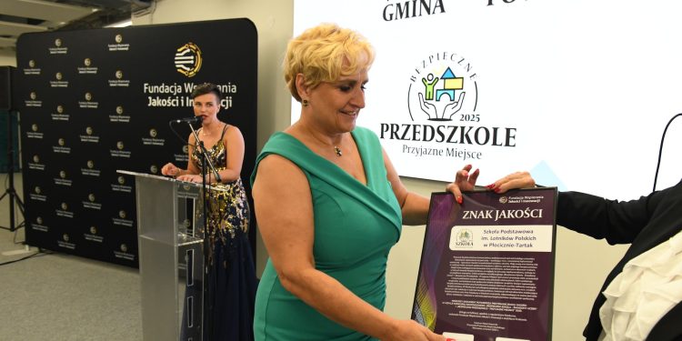 Szkoła z wyróżnieniem 1 FB Szkoła Podstawowa im. Lotników Polskich w podsuwalskim Płocicznie-Tartak.