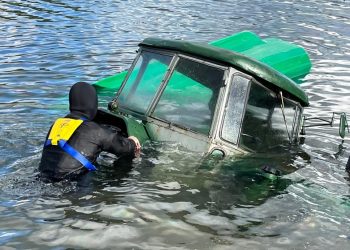 Ciagnik stoczyl sie do wody 3