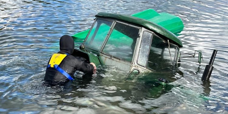 Ciagnik stoczyl sie do wody 3