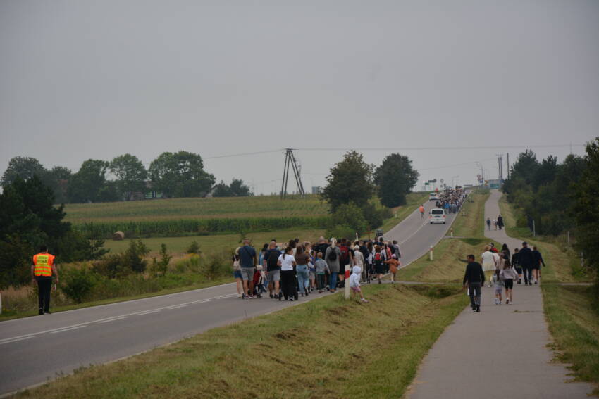 Około 800 pątników ruszyło do Żylin 6 DSC 2436