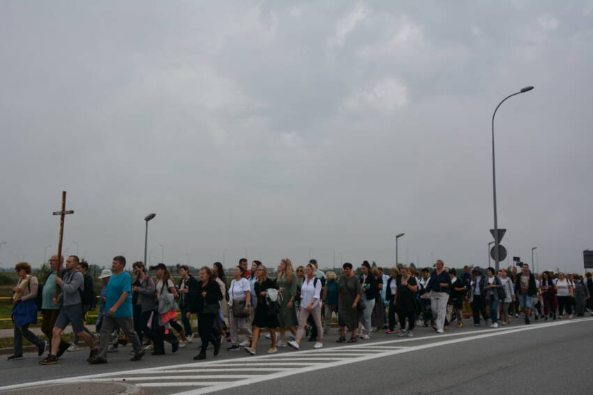 Około 800 pątników ruszyło do Żylin 7 DSC 2458