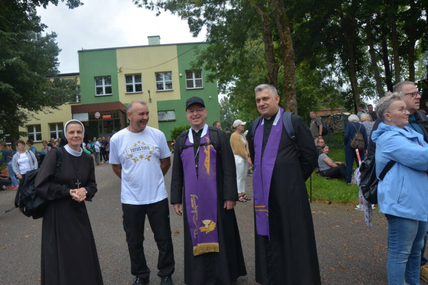 Około 800 pątników ruszyło do Żylin 10 DSC 2506