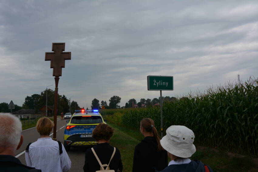 Około 800 pątników ruszyło do Żylin 12 DSC 2550