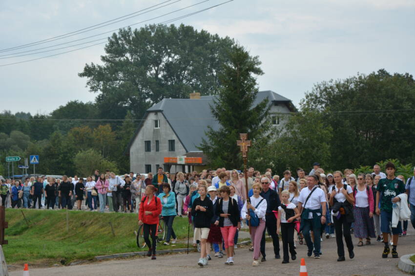 Około 800 pątników ruszyło do Żylin 14 DSC 2575