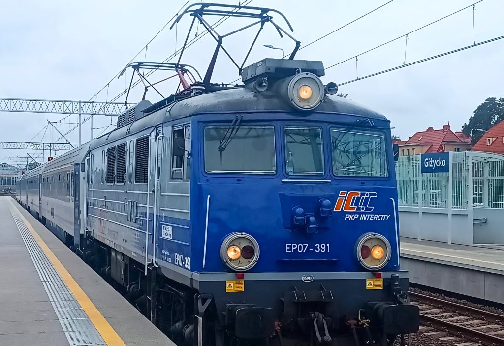 Pociag IC Hancza przy peronie stacji Gizycko. fot. Piotr Sydov PKP Intercity 1 crop