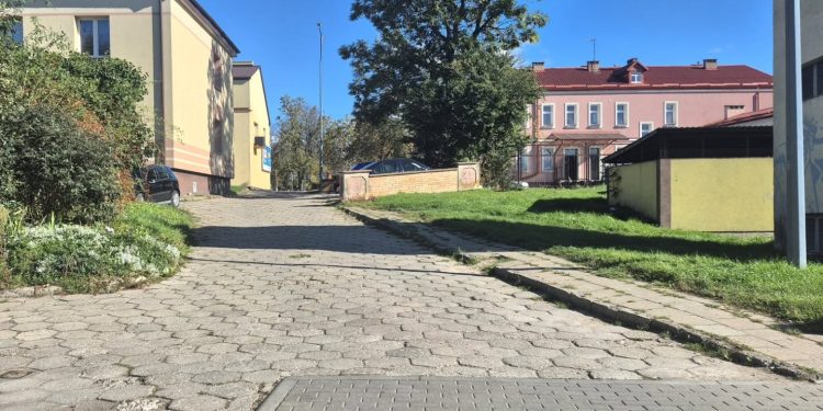 Remont czeka ciąg pieszo-samochodowy między ul. Parkową a ul. Piłsudskiego w Sejnach 1 ciag