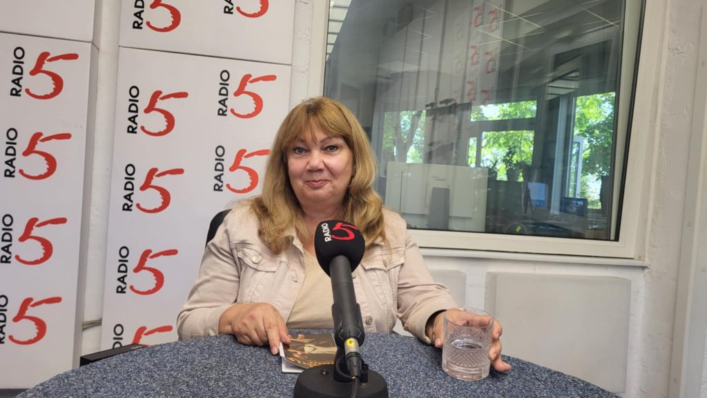 d90ee7e0 534e 4e3c 8e89 7cc77c7f8174