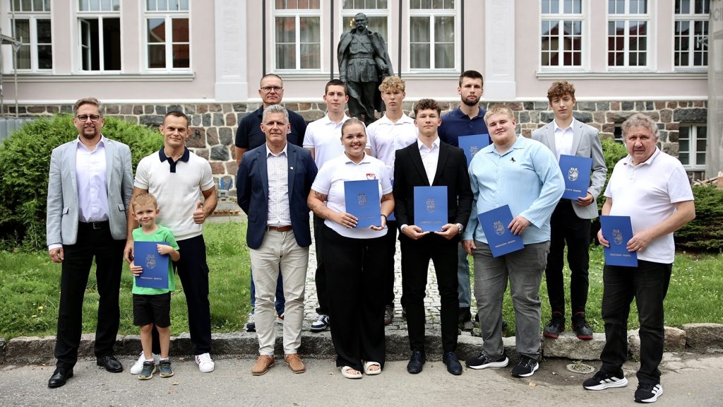 dfb927350d0a2bd82ef837b6b9166916 crop