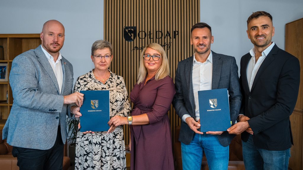 podpisanie umowy na swietlice srodowiskowa crop