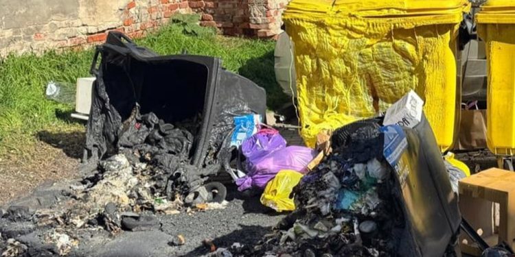 Podpalacz kontenerów na śmieci tymczasowo aresztowany 1 zdj. KPP w Ełku