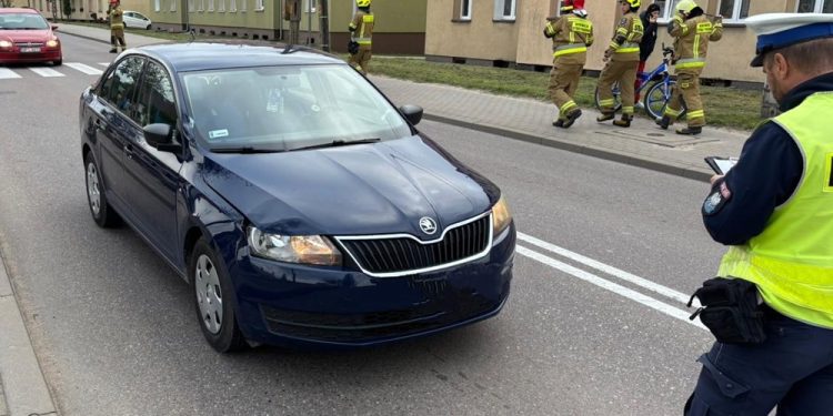Potrącony na przejściu dla pieszych 61-latek trafił do szpitala 1 zdj. KPP w Piszu