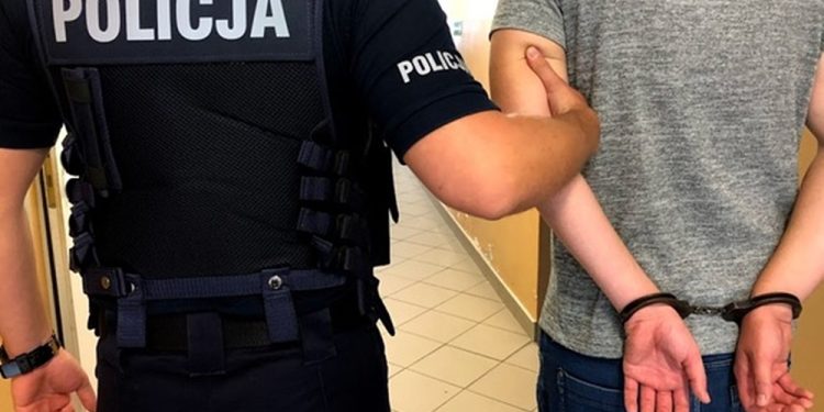 Znęcał się nad ojcem, został aresztowany 1 zdj. KPP w Piszu