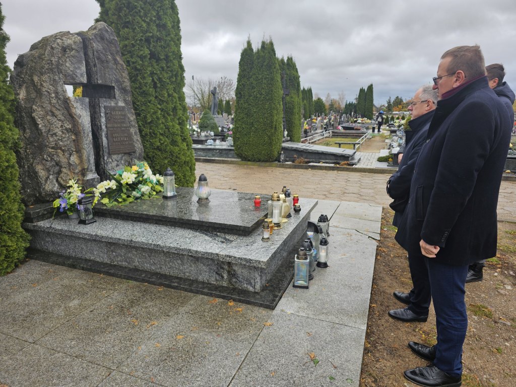 Zapalili znicze na grobach zasłużonych suwalczan 2 001 1