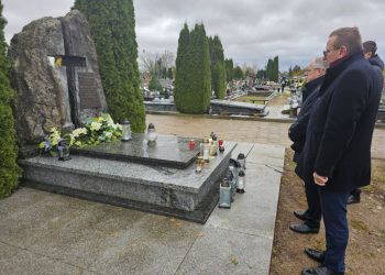 Zapalili znicze na grobach zasłużonych suwalczan 16 001 2