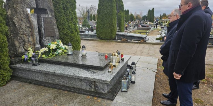 Zapalili znicze na grobach zasłużonych suwalczan 1 001 2