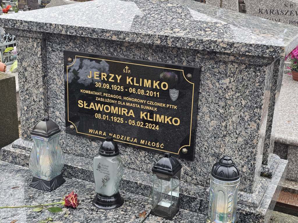 Zapalili znicze na grobach zasłużonych suwalczan 3 010 1