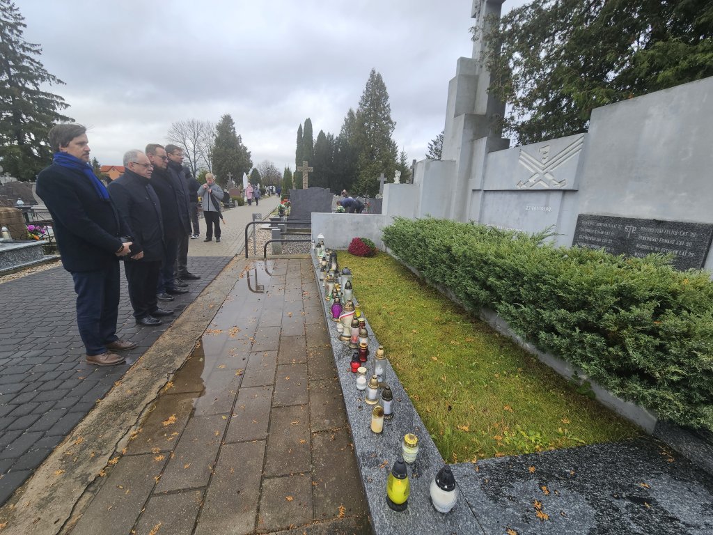 Zapalili znicze na grobach zasłużonych suwalczan 4 012