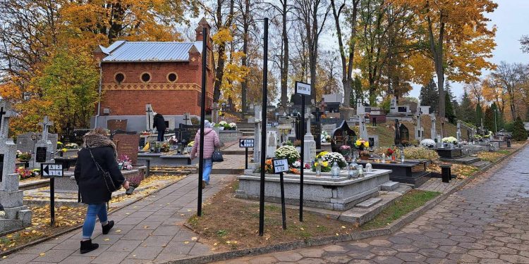 Przed Dniem Wszystkich Świętych. Mieszkańcy porządkują groby bliskich 1 Zdjęcie ilustracyjne