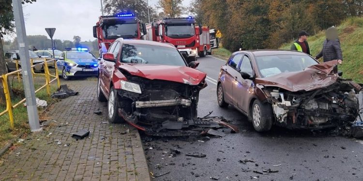 Czołowe zderzenie aut. Ranne są trzy osoby 1 zdj. KPP w Węgorzewie