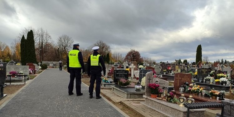Przed nami 1 listopada. Policjanci przypominają podstawowe zasady bezpieczeństwa 1 zdjęcie ilustracyjne, KPP w Węgorzewie