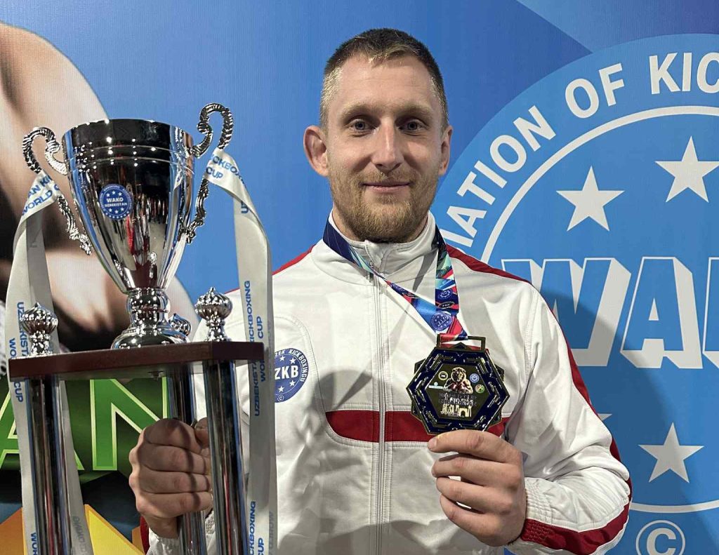 Robert Dochód z Pucharem Świata 1 gshsui