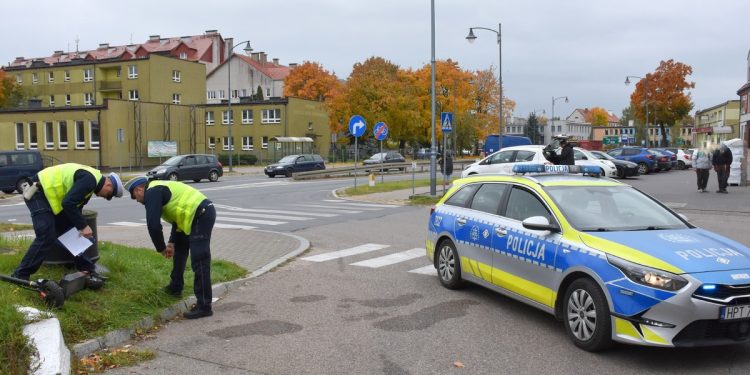 Zderzenie osobówki z hulajnogą elektryczną. 35-latek w szpitalu 1 p1