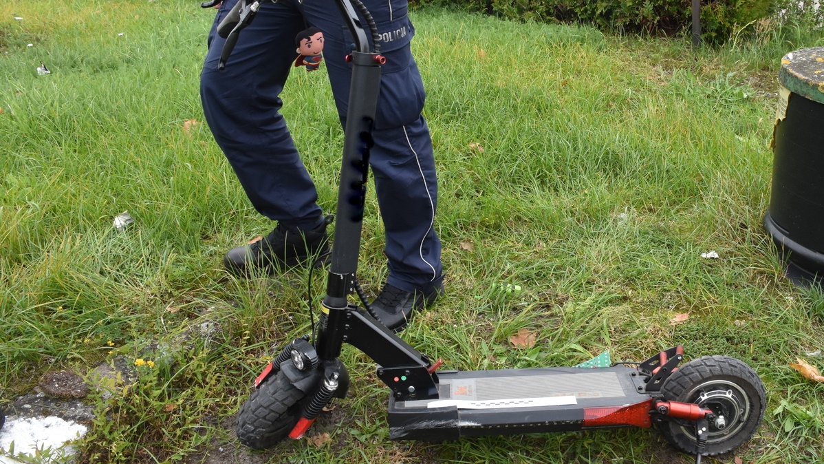 Zderzenie osobówki z hulajnogą elektryczną. 35-latek w szpitalu 3 p4